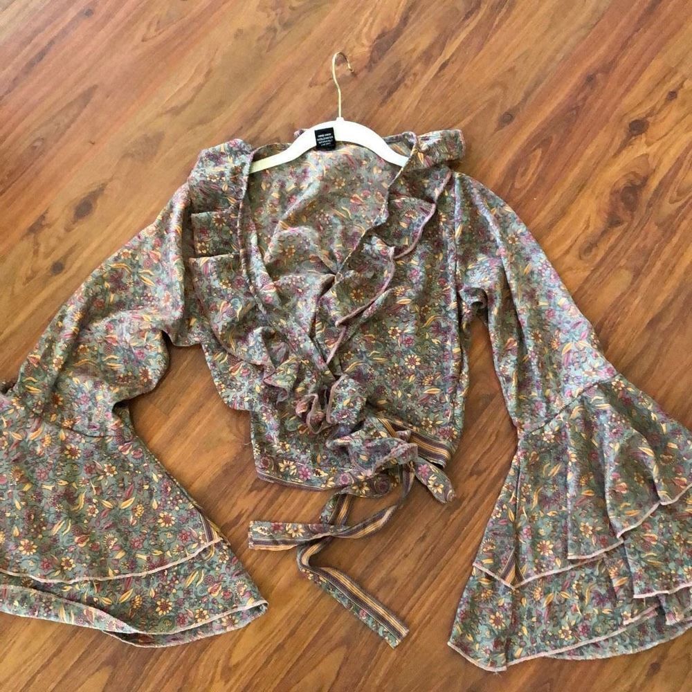 Zury 100% silk Bell sleeve cropped, wrap top free size￼